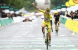 Le Slovène Tadej Pogacar célèbre sa victoire dans le Tour de France 2025 à l'arrivée de la dernière étape, sur les Champs-Elysées, à Paris, le 27 juillet 2025