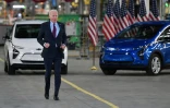 Le président américain Joe Biden en petite foulée avant un discours lors d'une visite d'une usine de véhicules électriques de General Motors à Detroit, le 17 novembre 2021