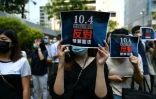Un manifestant pro-démocratie porte un panneau exprimant son opposition à la loi interdisant de porter des masques pendant les manifestations, à Hong Kong le 4 octobre 2019