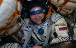 Photo diffusée par l'Agence spatiale russe Roscosmos du cosmonaute russe Oleg Skripotchka dans la capsule Soyouz lors du retour sur Terre de l'équipage de l'ISS, le 17 avril 2020 à Jezkazgan, au Kazakhstan