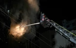 Des pompiers luttent contre un incendie qui a ravagé un immeuble de la capitale du Bangladesh, Dacca, le 29 février 2024