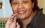 L'américaine d'origine antiguaise Jamaica Kincaid pose, le 6 novembre 2000, à l'hôtel Crillon à Paris