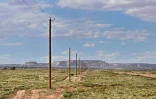 Des poteaux électrique récemment installés à Tonalea, en Arizona, le 8 juillet 2025, dans le cadre d'un projet pour électrifier la réserve amérindienne Navajo