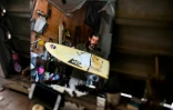 Le surfeur cubain Frank Gonzalez répare une planche dans sa maison à La Havane, le 14 avril 2022