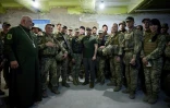 Le président ukranien Volodymyr Zelensky avec des militaires lors d'une visite dans la région de Mykolaïv, le 18 juin 2022

