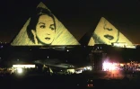 Le portrait de Oum Kalthoum est projeté sur la pyramide de Giza proche du Caire, le 29 décembre 1999