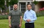 Le président ukrainien Volodymyr Zelensky (G) et le Premier ministre suédois Ulf Kristersson, le 19 août 2023 à Harpsund, au sud-ouest de Stockholm