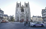 Abords de la cathédrale Saint-Pierre-et-Saint-Paul de Nantes, le 19 juillet 2020, au lendemain de l'incendie qui a ravagé son orgue