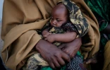 Un bébé de trois mois récemment arrivé avec sa famille dans un camp de déplacés à Baidoa (Somalie), le 13 février 2022