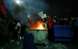 heurts entre policiers anti-émeute et étudiants manifestant contre l'arrestation du maire d'Istanbul, le 20 mars 2025 à Ankara, en Turquie