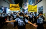 La police disperse des habitants dans le quartier de Causeway Bay à Hong Kong, le 4 juin 2021