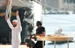 Le rappeur Jul a embrasé le premier chaudron olympique lors d'une cérémonie sur le Vieux-Port de Marseille, le 8 mai 2024