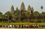 Des touristes visitent le temple d'Angkor Wat, le 8 avril 2022 à Siem Reap, au Cambodge