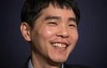 Le champion de go Lee Se-Dol sourit lors de sa conférence de presse à Séoul le 13 mars 2016 après avoir battu l'ordinateur AlphaGo