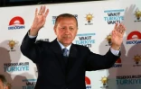 Le président turc réélu Recep Tayyip Erdogan salue ses partisans à Ankara, le 25 juin 2018