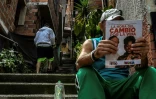Un homme lit le programme du candidat présidentiel colombien Gustavo Petro, de la coalition de gauche Pacto Historico, à Medellin, en Colombie, le 27 mai 2022