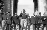 Le général américain George Patton (main levée au centre) à Paris le 17 août 1945