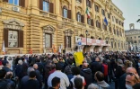Des chauffeurs de taxi manifestent le 6 novembre 2020 devant le ministère des Finances à Rome contre les restrictions liées au coronavirus
