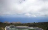 Un des bassins de rétention d'eau de la centrale hydro-éolienne Gorona del Viento sur l'île espagnole d'El Hierro aux Canaries, le 14 mars 2016
