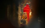 Le Dalaï Lama, chef spirituel de la communauté tibétaine, lors d'une prière aux côtés de milliers de fidèles à McLeod Ganj, dans le nord de l'Inde, le 5 juillet 2025