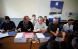 Quatre agriculteurs de la ZAD (depuis la gauche) Hervé Bezier, Joël Bizeul, Sylvie Thébault, Sylvain Fresneau et la préfère des Pays de la Loire Nicole Klein lors de la signature des conventions d'occupation précaire (COP), le 24 avril 2018 à la mairie de Notre-Dame-des-Landes