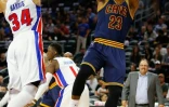 LeBron James lors d'un match de play-offs avec Cleveland face Ă Detroit, le 24 avril 2016
