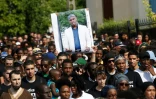 Des manifestants défilent avec le portrait d'Adama Traoré le 22 juillet 2016 à Beaumont-sur-Oise