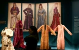Des costumes traditionnels égyptiens lors de l'exposition "Au fil de l'or, l'art de se vêtir de l'Orient au Soleil-Levant" au Musée du Quai Branly à Paris, le 19 février 2025