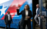 La candidate démocrate à la présidentielle américaine Kamala Harris et son colistier Tim Walz (descendant du bus) lors d'une étape de leur campagne à Savannah, en Géorgie, le 28 août 2024
