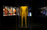 La combinaison jaune de Bruce Lee exposée au Hong Kong Heritage Museum, le 15 juillet 2023 à Hong Kong