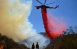 Du produit pour ralentir la propagation des flammes est largué au dessus de Santa Clarita le 25 juillet 2016 en Californie