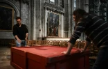 Une caisse de transport, contenant la peinture de Rembrandt "Le Christ en croix", à la cathédrale Saint-André de Bordeaux, le 24 mai 2022