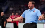 L'entraîneur de l'équipe de France de basket Frédéric Fauthoux durant le 8e de finale de l'Euro, perdu 80-70 par la France face à la Géorgie le 7 septembre 2025 à Riga (Lettonie)