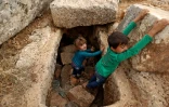Des enfants déplacés jouent le 1er novembre 2020 au milieu des ruines du temple romain d'al-Baqirah dans le nord-ouest de la Syrie