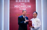 Le chef Jie Ming Jian (d) du restaurant Canton 8 reçoit 2 étoiles au Guide Michelin, le 21 septembre 2016 à Shanghai