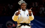 La joie de la Française Romane Dicko, après avoir remporté sa troisième couronne continentale (+78 kg) en battant en finale l'Israélienne Raz Hershko aux Championnats d'Europe de judo, le 1er mai 2022 à Sofia