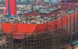 Vue aérienne d'un navire en construction dans un chantier naval le long du fleuve Yangtze à Yangzhou, dans la province du Jiangsu, à l'est de la Chine, le 14 octobre 2025