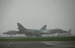 Trois bombardiers B-1 de l’armée de l'air américaine sur le tarmac de la base de la RAF de Fairford, dans le sud-ouest de l’Angleterre, le 7 mars 2026