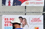 Affiches pour Carlos Alvarado devant un bureau de vote Ă San Jose le 1er avril 2018