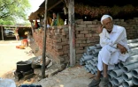 Bhagabai (g) et son mari, Sanjivan Khindkar, dont le fils Amol, agriculteur, s'est suicidé en raison de l'accumulation de prêts financiers, dans leur maison du village d'Ambilwadgaon dans l'Etat du Maharashtra, le 3 mai 2025 en Inde