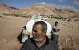 Un bédouin palestinien et son fils à proximité d'une citerne à Ras Ein al-Auja, dans la vallée du Jourdain, en Cisjordanie occupée, le 30 septembre 2025 