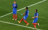 Antoine Griezmann (g) après avoir réussi son penalty face à l'Allemagne, en demi-finale le 7 juillet 2016 au Vélodrome de Marseille
