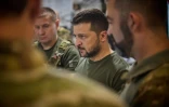 Le président ukrainien Volodymyr Zelensky visite le poste de commandement principal du groupe opérationnel-tactique "Soledar" dans la région de Donetsk, le 14 août 2023