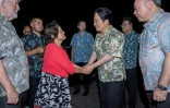 Le président taïwanais Lai Ching-te accueilli par la gouverneure de Guam, Lourdes A. Leon Guerrero, là son arrivée à l'aéroport de Tamuning, à Guam, photo fournie par le bureau du chef de l'Etat taïwanais le 4 décembre 2024