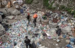 Des réfugiés afghans collectent des déchets recyclables dans une décharge à Istanbul, le 18 novembre 2021 en Turquie