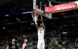 La star des Spurs Victor Wembanyama réussit un dunk face au Utah Jazz, le 27 décembre 2025 à San Antonio