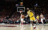 La star des Lakers LeBron James en contre-attaque face aux Trail Blazers, le 18 octobre 2018 à Portland