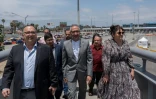 L'ambassadeur d'Iran au Mexique, Abolfazl Pasandideh (au centre), visite la frontière américano-mexicaine à Tijuana, le 6 juin 2026 