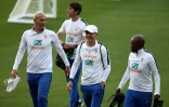 Le sélectionneur Zinédine Zidane (à gauche), à son arrivée avec son staff technique au centre d'entraînement des Bleus à Clairefontaine, le 21 septembre 2026 