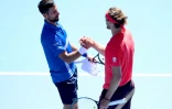 Novak Djokovic et  Alexander Zverev après l'abandon du Serbe en demi-finales de l'Open d'Australie, le 24 janvier 2025 à Melbourne